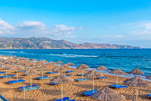 Ein Strand mit vielen Liegen und Sonnenschirmen am Civitel Creta Beach Hotel.