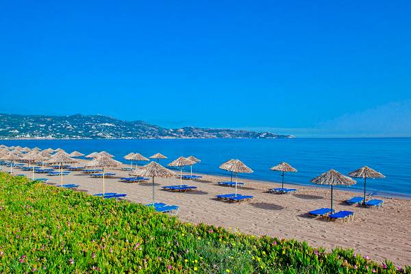 Strand am Civitel Creta Beach Hotel mit vielen Sonnenliegen und Sonnenschirmen