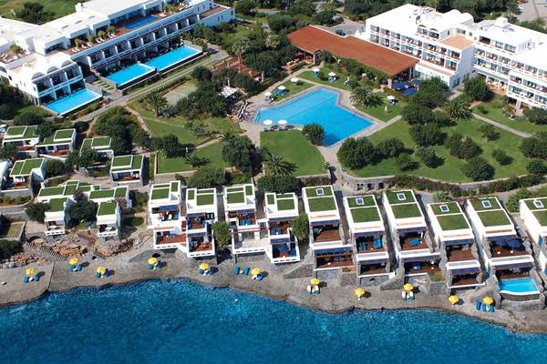 Luftaufnahme des Elounda Beach Hotel & Villas mit Swimmingpools und Strand