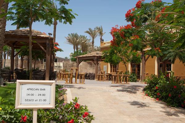 Außenbereich des Grand Waterworld Makadi Hotels mit einem Schild für die African Bar.