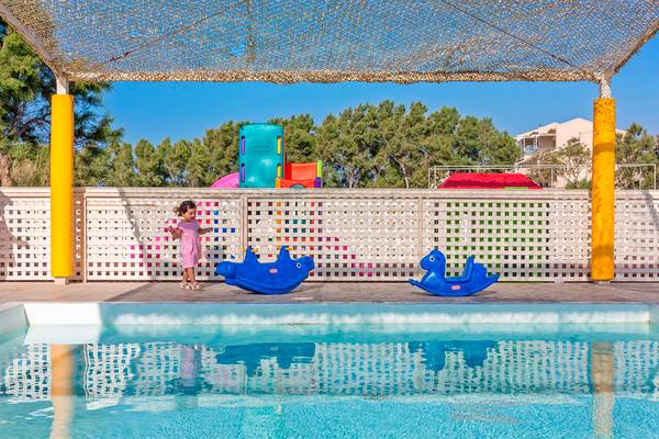 Ein Bild von einem Spielplatz am Pool im Civitel Creta Beach Hotel.