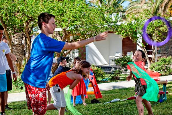 Kinder spielen mit Hula-Hoop-Ringen im Garten des Civitel Creta Beach Hotels.