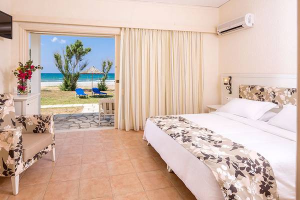 Zimmer im Civitel Creta Beach Hotel mit Blick auf den Strand und das Meer.