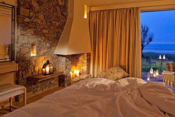 Ein Hotelzimmer im Civitel Creta Beach mit Blick auf das Meer und einem offenen Fenster.