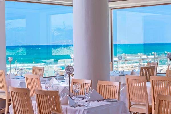 Innenansicht des Restaurants des Civitel Creta Beach Hotels mit Blick auf das Meer.