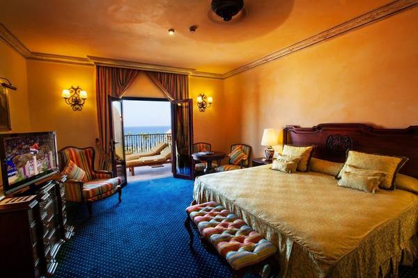 Suite-Zimmer im Europe Villa Cortes Hotel mit Blick auf das Meer.