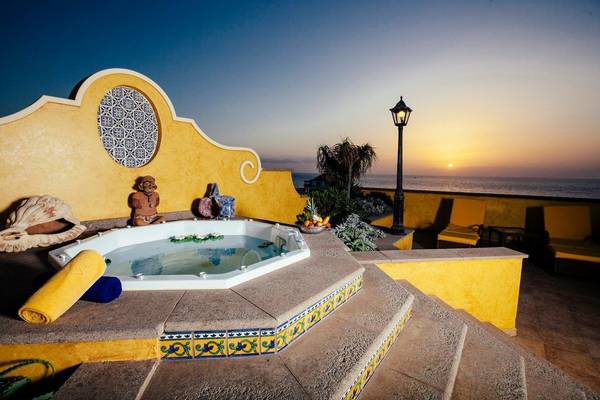Jacuzzi auf der Terrasse der Europa Villa Cortes mit Blick auf den Ozean und Sonnenuntergang