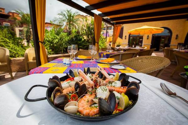 Essen auf der Terrasse im Hotel Europe Villa Cortes