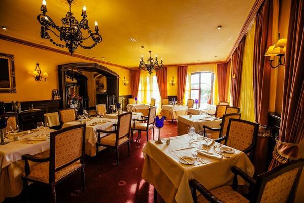 Innenansicht des Restaurants der Europe Villa Cortes mit gedeckten Tischen und eleganter Einrichtung.