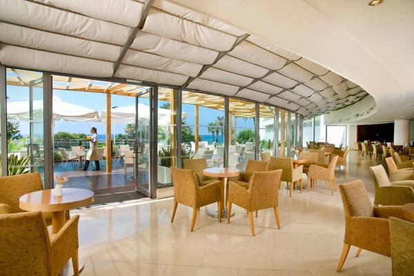 Innenbereich des Louis Imperial Beach Hotels mit Terrasse und Blick auf das Meer.