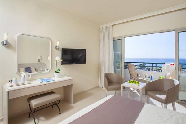 Zimmer im Louis Imperial Beach Hotel mit Blick auf das Meer und Balkon.