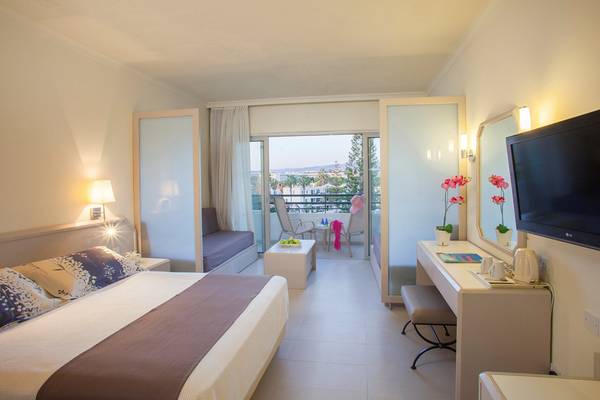Ein modernes Zimmer im Louis Imperial Beach Hotel mit Balkon und Meerblick.