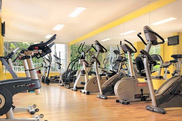Fitnessstudio im Jardines de Nivaria Hotel mit vielen Trainingsgeräten und Spiegeln