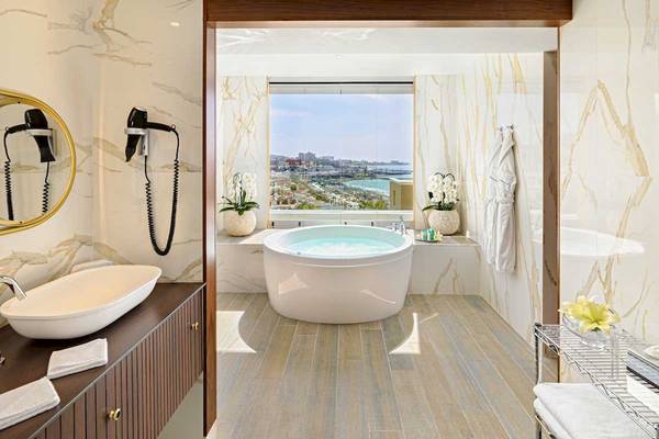 Badezimmer im Jardines de Nivaria Hotel mit Badewanne und Ausblick auf die Stadt.