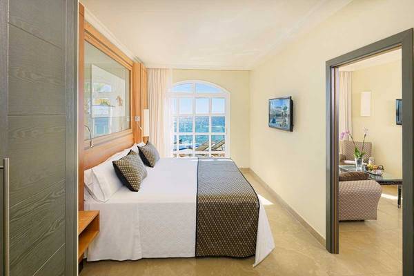 Hotelzimmer im Jardines de Nivaria mit Blick auf das Meer und eine Terrasse.