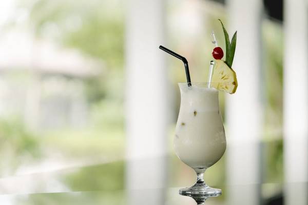 Cocktailglas mit Strohhalm und Ananasdekoration im Noku Maldives Hotel.