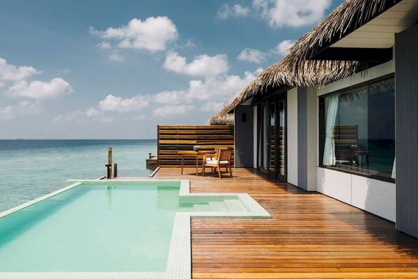 Außenpool mit Terrasse im Noku Maldives Hotel mit Blick auf den Ozean