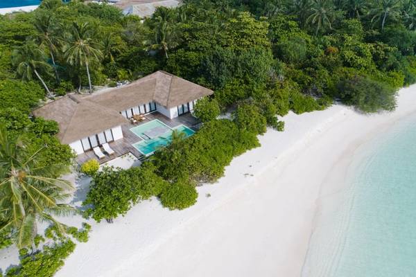Luftaufnahme der Noku Maldives Villa mit Swimmingpool und Strand