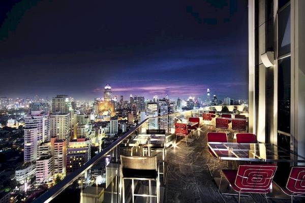 Abendblick von der Terrasse des Sofitel Bangkok Sukhumvit mit Blick auf die Stadt