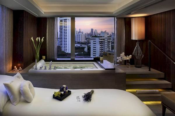 Suite im Sofitel Bangkok Sukhumvit mit Whirlpool und Ausblick auf die Stadt