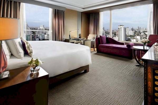 Suite-Zimmer im Sofitel Bangkok Sukhumvit mit Blick auf die Stadt.
