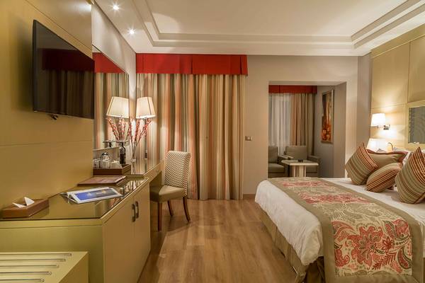 Rixos Premium Seagate Hotelzimmer mit Doppelbett, Schreibtisch und Fernseher.