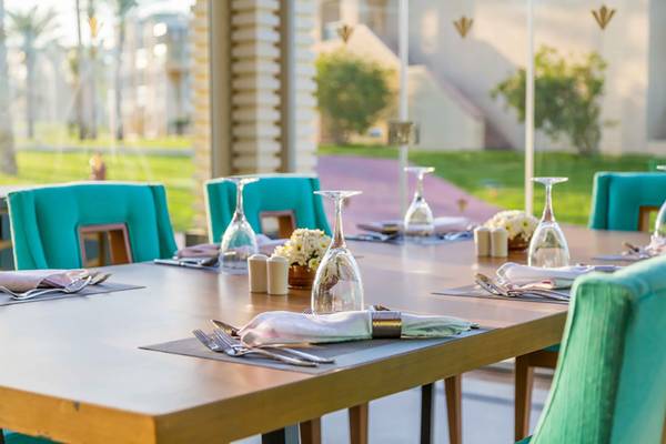 Tisch im Hotelrestaurant mit Blick auf den Garten im Rixos Premium Seagate