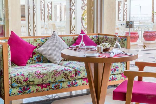 Hotellounge mit einem Tisch und einem Sofa im Rixos Premium Seagate