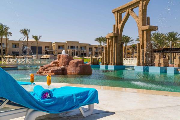 Pool im Rixos Premium Seagate Hotel mit Lounge-Sesseln und Getränken