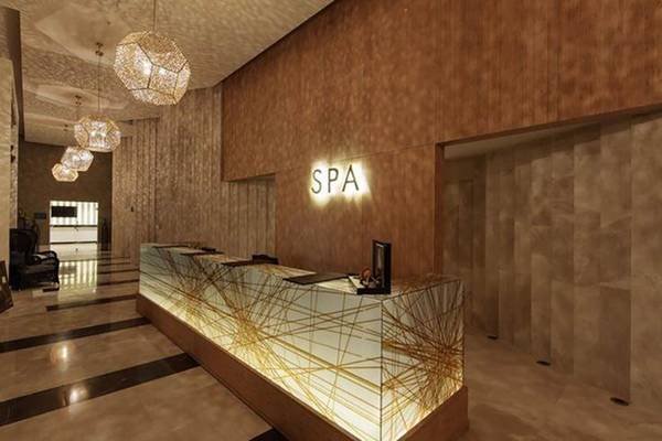 Rezeption des Spas im Rixos Premium Seagate Hotel mit goldenen Mustern.