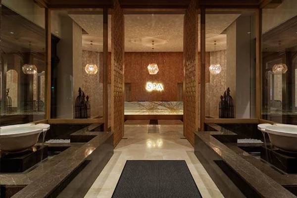 Spa-Bereich im Rixos Premium Seagate Hotel mit Marmorfliesen und Badewannen.