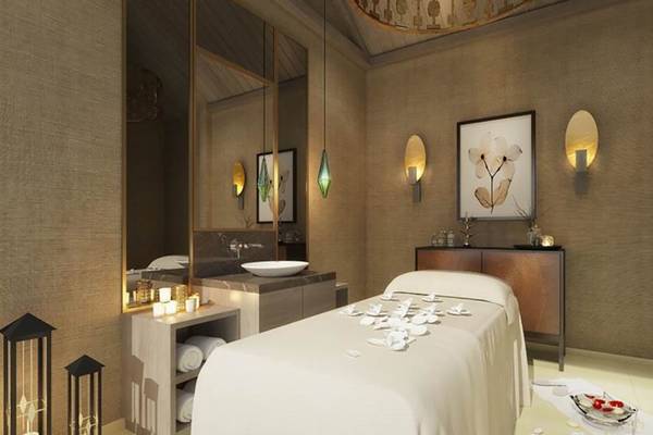 Innenansicht des Wellnessbereichs im Rixos Premium Seagate Hotel mit Behandlungsliege und Marmorwaschbecken.