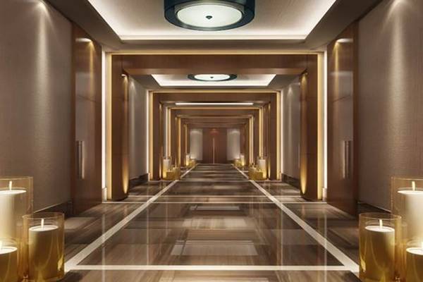 Luxuriöser Flur im Rixos Premium Seagate Hotel mit goldenen Kerzen und Marmorboden.