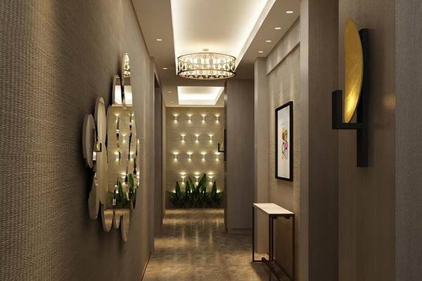 Flur des Rixos Premium Seagate Hotels mit dekorativen Leuchten und Pflanzen