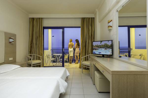Zwei Frauen im Kresten Palace Hotel Zimmer mit Blick auf das Meer