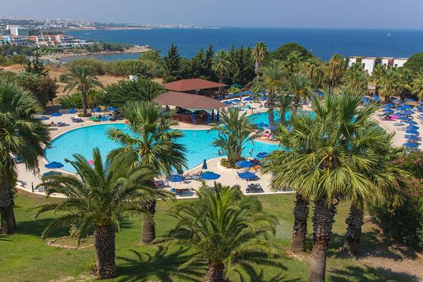 Luftaufnahme des Kresten Palace Hotels mit Pool und Blick auf das Meer