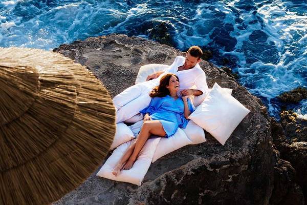 Paar auf einem Felsen mit Meer im Hintergrund, Barcelo Illetas Albatros Hotel