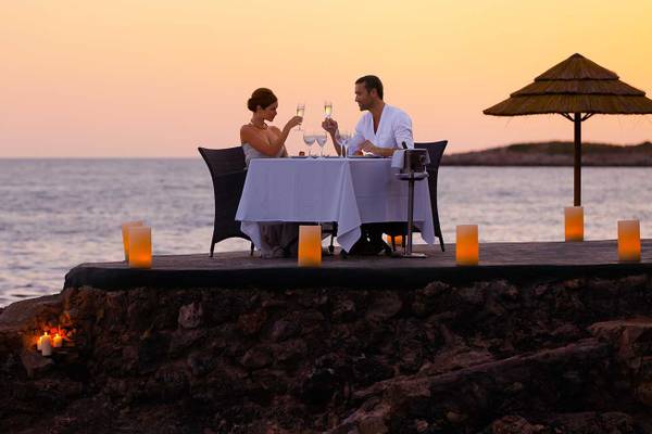 Paar beim Abendessen am Strand des Barcelo Illetas Albatros Hotel