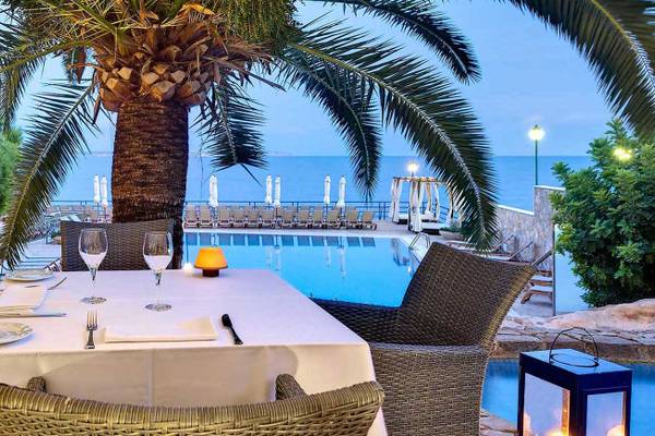 Außensitzbereich des Barcelo Illetas Albatros Hotel mit Blick auf den Pool und das Meer.