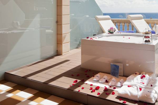 Terrasse mit Whirlpool und Meerblick im Barcelo Illetas Albatros Hotel