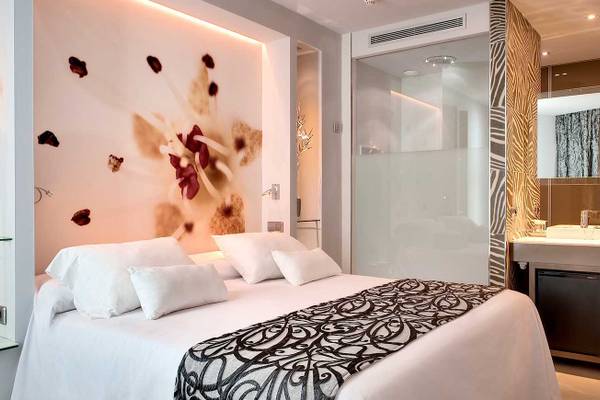 Hotelzimmer im Barcelo Illetas Albatros Hotel mit einem großen Bett und weißen Kissen.