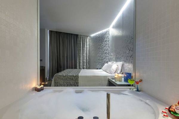 Badezimmer im Barcelo Illetas Albatros Hotel mit Badewanne und Whirlpool