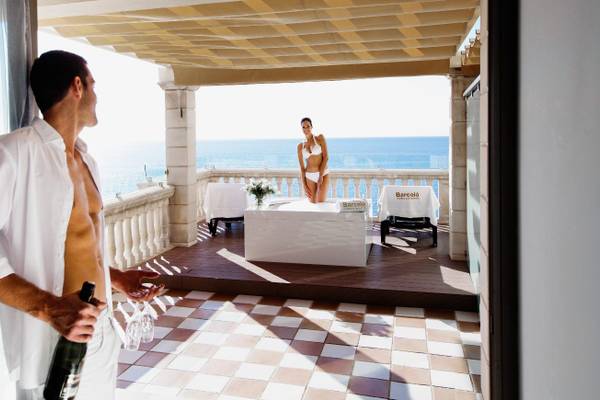 Ein Mann und eine Frau auf einem Balkon mit Meerblick im Barcelo Illetas Albatros Hotel