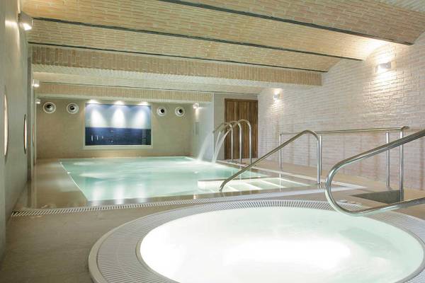 Innenpoolbereich des Barcelo Illetas Albatros Hotel mit zwei Becken und Handläufen.