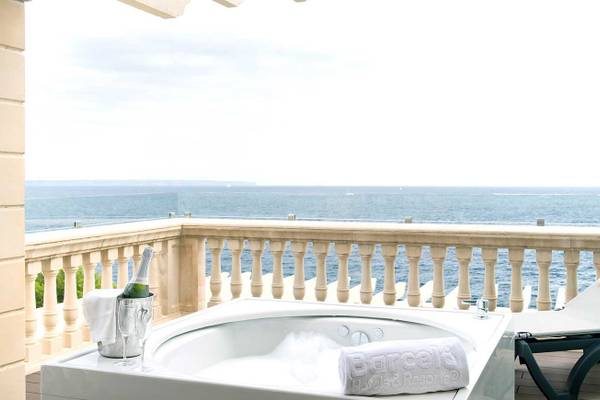 Balkon des Barcelo Illetas Albatros Hotels mit Whirlpool und Meerblick.