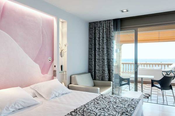 Zimmer im Barcelo Illetas Albatros Hotel mit Balkon und Meerblick.