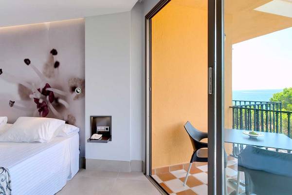 Hotelzimmer mit Meerblick im Barcelo Illetas Albatros Hotel, mit Bett, Balkon und Meersicht.