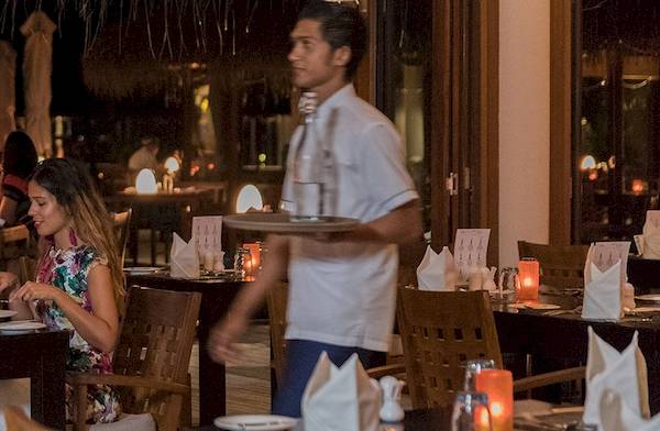 Paar isst im Freien im Veligandu Island Resort & Spa.