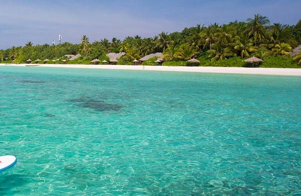 Veligandu Island Resort & Spa - Zwei Personen SUPboarden am Strand.