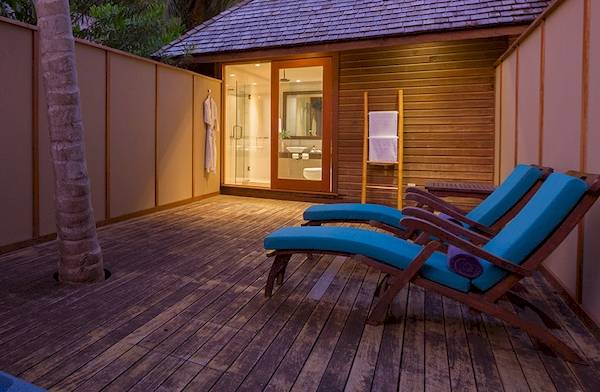 Private Terrasse mit Jacuzzi im Veligandu Island Resort & Spa